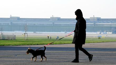 Bei Minusgraden machen die Menschen einen Spaziergang auf dem Tempelhofer Feld.
