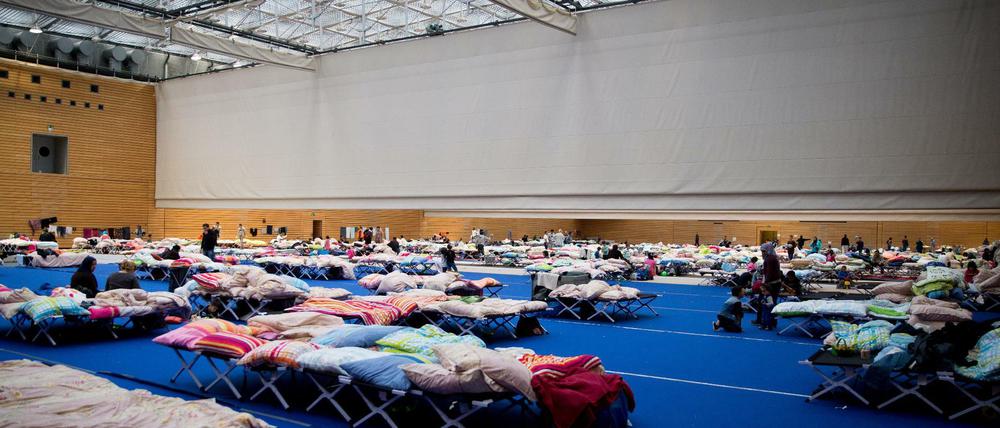 Auf dem Höhepunkt der Flüchtlingskrise waren über 10000 Menschen in Berliner Sporthallen untergebracht. 
