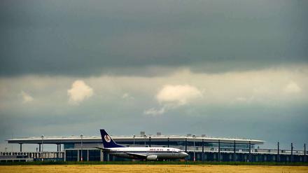 Zwei Schritte vor, einer zurück. Im Terminal des künftigen Großflughafens BER in Schönefeld wird weiter gewerkelt. Die Abflugzeit ist noch ungewiss. 