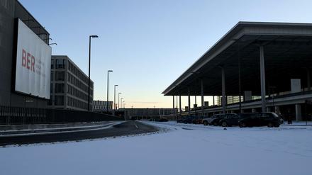 Schnee liegt im Januar vor dem Gebäude des Hauptstadtflughafens Berlin Brandenburg Willy Brandt (BER) in Schönefeld (Brandenburg).