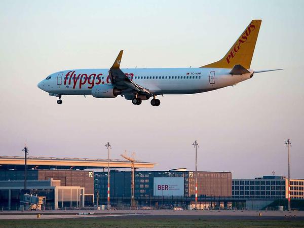 Die erste Landung: Um 5.55 Uhr traf eine Boeing der türkischen Pegasus Airlines auf der BER-Landebahn ein.