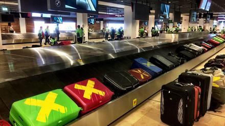 Ordnung auf dem Gepäckband: Die Koffer der Komparsen sind mit einem gelben X markiert.