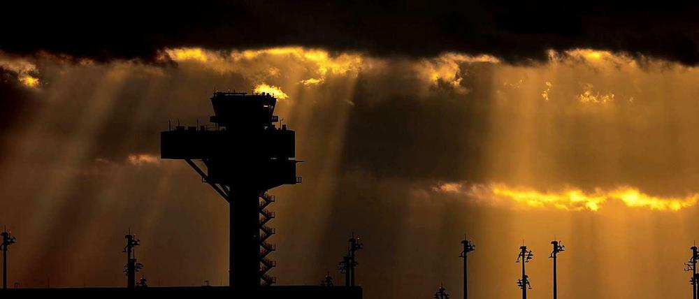 Der Hauptstadtflughafen BER bei Sonnenuntergang.