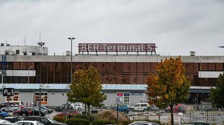  "BER Terminal 5" steht nun auf dem Dach des alten Flughafens Berlin-Schönefeld (SFX). 