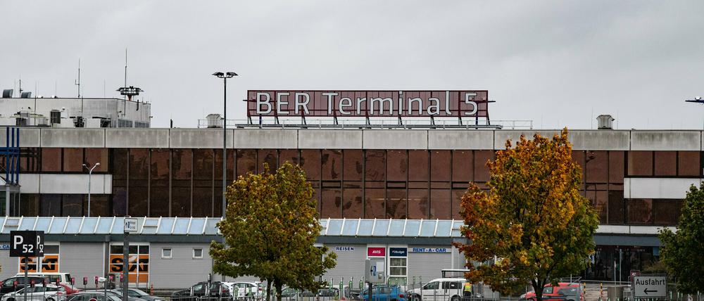  "BER Terminal 5" steht nun auf dem Dach des alten Flughafens Berlin-Schönefeld (SFX). 