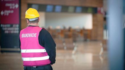 Ein Flughafen-Mitarbeiter bei der "Brandwache" am BER.