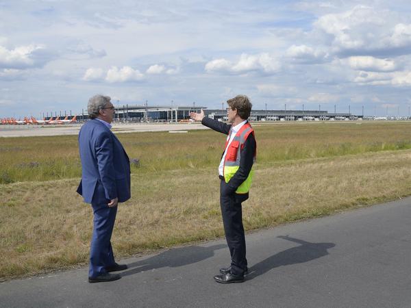 Flughafen-Chef Engelbert Lütke Daldrup (rechts) zeigt dem Präsidenten des Abgeordnetenhauses, Ralf Wieland (SPD), den BER.