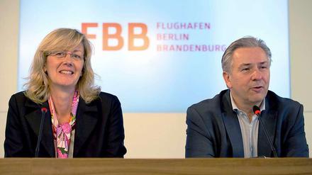 Die neue Finanzgeschäftsführerin der BER-Betreibergesellschaft, Heike Fölster, neben dem Regierenden Bürgermeister von Berlin, Klaus Wowereit (SPD).