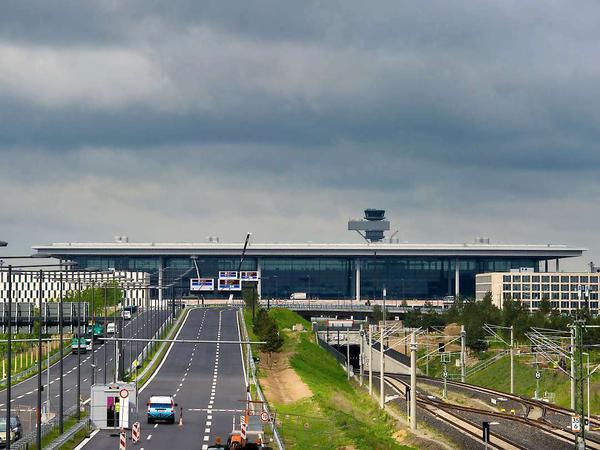 Dunkle Wolken über BER: Nachdem der Eröffnungstermin bereits viermal verschoben wurde ist völlig unklar, wann der Airport in Betrieb geht.