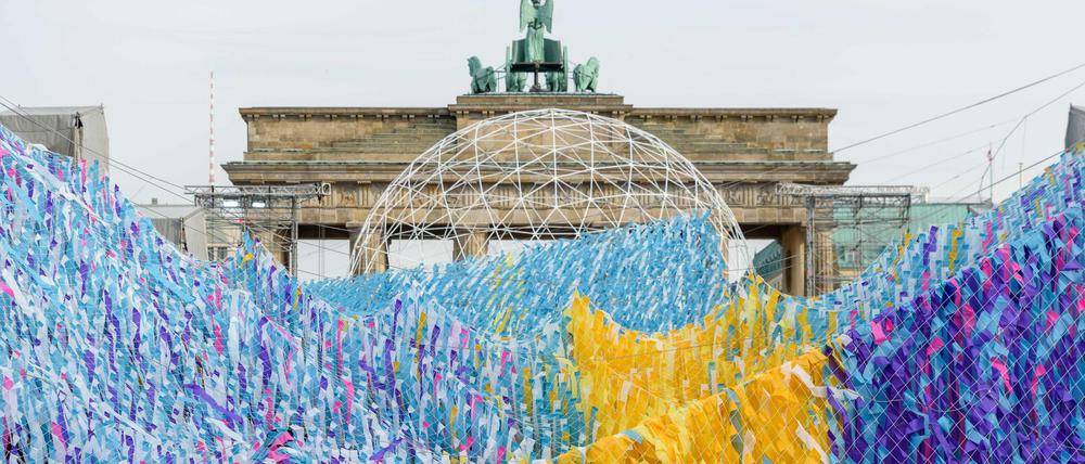 100.000 Bänder, 30.000 Botschaften: Das Kunstwerk "Visions in Motion" von Patrick Shearn vor dem Brandenburger Tor.