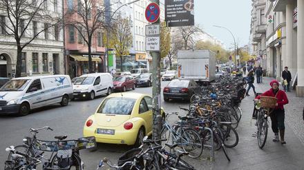 Räder sind in der Bergmannstraße kaum noch unterzubringen, deshalb sollen sie mehr Platz bekommen.