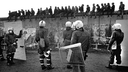Berlin am 1. Juli 1988: Die Besetzer des Lenné-Dreiecks am Potsdamer Platz flüchten vor der West-Berliner Polizei über die Mauer. Im Rahmen eines Gebietsaustausches mit der DDR wurde das Gebiet an diesem Tag an West-Berlin übertragen. 