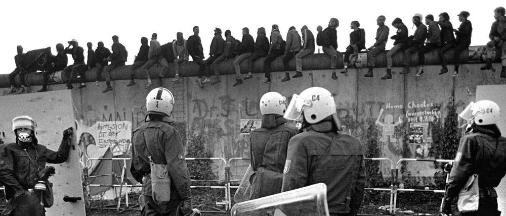 Berlin am 1. Juli 1988: Die Besetzer des Lenné-Dreiecks am Potsdamer Platz flüchten vor der West-Berliner Polizei über die Mauer. Im Rahmen eines Gebietsaustausches mit der DDR wurde das Gebiet an diesem Tag an West-Berlin übertragen. 