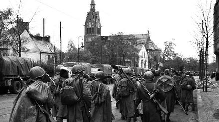 Soldaten der 1.Weissrussische Front in den Straßen von Berlin im Mai 1945.  