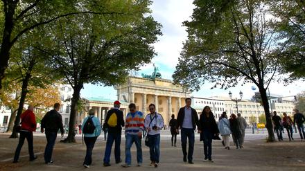 Entschuldigen Sie, Sie stehen mitten im Bild. Gar nicht so leicht, ein Foto vom Brandenburger Tor zu machen, wenn ständig Menschen durchs Bild laufen. 