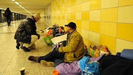 Am Bahnhof Lichtenberg haben Obdachlose ihr Nachtquartier aufgeschlagen.