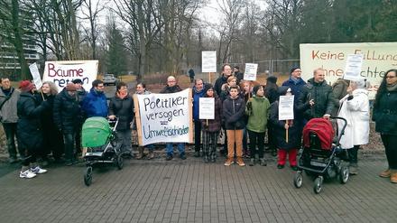 Bürger protestieren gegen die Baumfällung im Leonorenpark in Lankwitz.