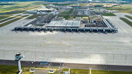Nur fliegen ist schöner. Blick auf die Dauer-Baustelle des Flughafen BER.