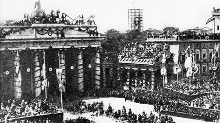 Nach dem gewonnenen Krieg gegen Frankreich marschieren deutsche Truppen durch das Brandenburger Tor.