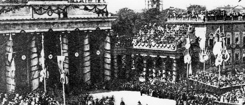 Nach dem gewonnenen Krieg gegen Frankreich marschieren deutsche Truppen durch das Brandenburger Tor.
