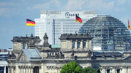 Der Bundestag - dahinter Europas größte Universitätsklinik: Die Charité gilt als Nukleus der Berliner Gesundheitsbranche.