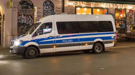 Am Wochenende hatte die Berliner Polizei Kneipenschließungen kontrolliert, nun sollen Geschäfte überprüft werden. 