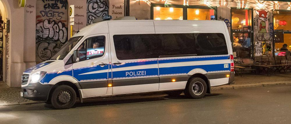 Am Wochenende hatte die Berliner Polizei Kneipenschließungen kontrolliert, nun sollen Geschäfte überprüft werden. 