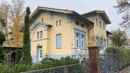 Diese Villa in Alt-Buckow gehörte der Familie Remmo, bis sie 2018 beschlagnahmt wurde. Nun steht im Grundbuchamt das Land Berlin.