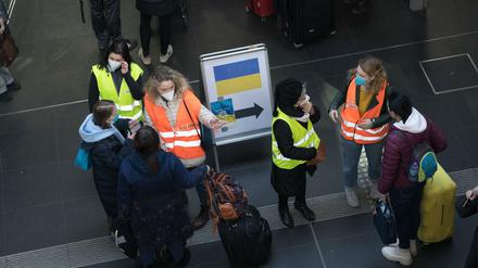 Viele junge Menschen haben sich in den vergangenen Monaten bei der Betreuung von ukrainischen Geflüchteten engagiert - wie hier am Berliner Hauptbahnhof. Die 15. Berliner Freiwilligenbörse will in diesem Jahr gezielt Jugendliche ansprechen. 