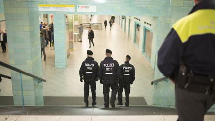 Die BVG und die Polizei laufen gemeinsam Streife am U-Bahnhof Alexanderplatz.
