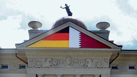 Das deutsch-katarische Flaggendoppel an der Villa Calé in Zehlendorf ist nur temporär.