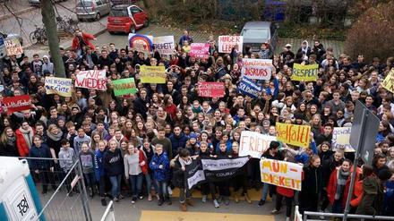 Gesicht zeigen: Die Schüler des Fichtenberg-Gymnasiums in Steglitz protestierten gegen die anonymen Anfeindungen.