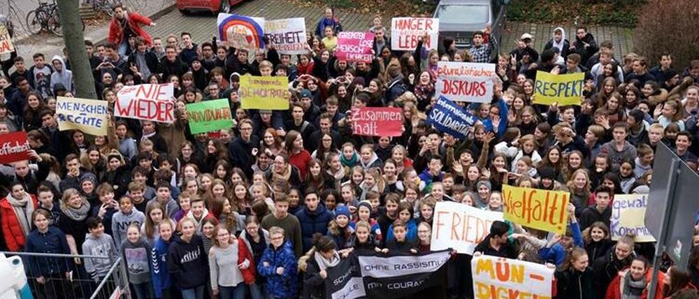 Gesicht zeigen: Die Schüler des Fichtenberg-Gymnasiums in Steglitz protestierten gegen die anonymen Anfeindungen.