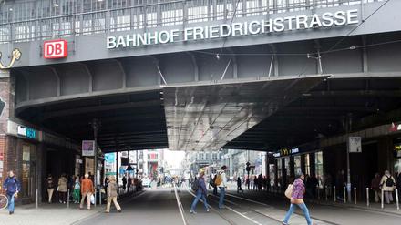 Am S-Bahnhof Friedrichstraße sind im Sommer 2016 Kontrolleure übergriffig geworden.