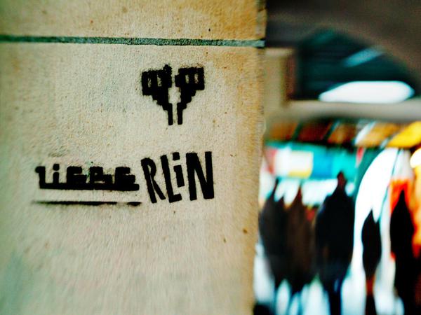 Graffiti "LieBerlin" an der Hochbahn Schoenhauser Allee. 
