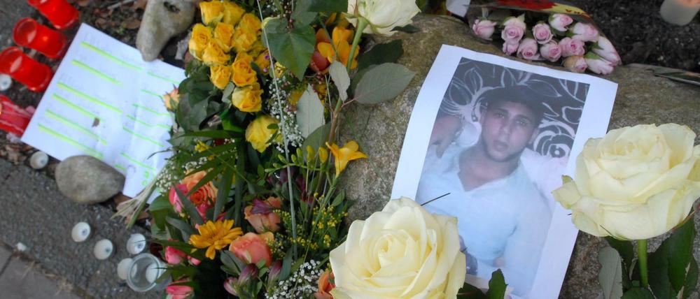 In der Fritzi-Massary-Straße in Berlin-Neukölln verstarb am 4. März 2016 Yusef El-A. durch einen Stich in den Oberkörper. 