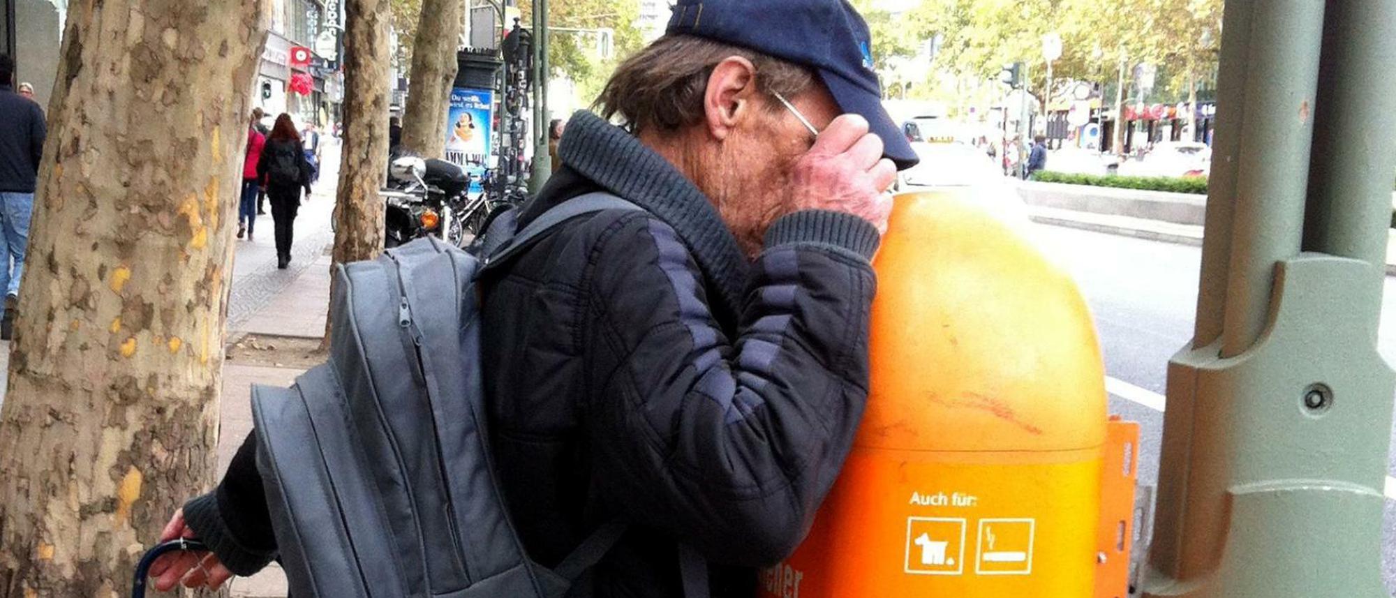 berlin-flaschensammler-am-wittenbergplatz--der-mann-nennt-sich-emil-und-scheint-mir-recht-scheu-zu-sein-er-will-nicht-komplett-erkennbar-fotografiert-werden-deshalb-wohl-muetze-und-sonnenbrille-mitbringen-foto-kai-uwe-heinrich.jpeg