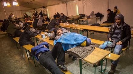 Vor dem Lageso können Flüchtlinge sich mittlerweile in Wärmezelten aufhalten - für "Moabit hilft" verbessert das die Lage nur bedingt.
