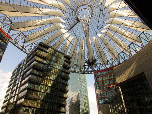 Einer der bekanntesten Neubauten des Nachwende-Berlins: das Sony-Center am Potsdamer Platz mit seinem markanten Dach.