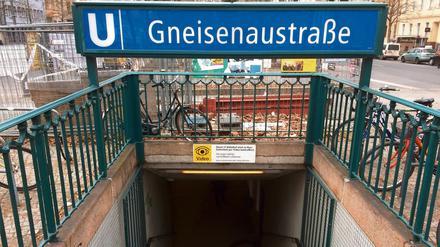 Viele der Methadon-Suchtpatienten haben am U-Bahnhof Gneisenaustraße ihren Treffpunkt. Das stört die Anwohner. 