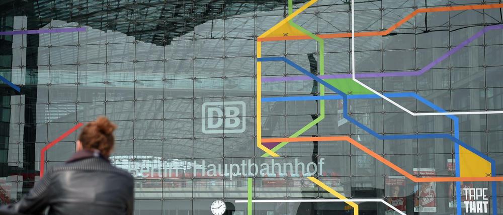 Eine Tape Art Installation des Künstlerkollektivs "Tape That" an der Fassade des Hauptbahnhofs. Streifen in acht Farben sollen auf die acht vernetzen Module der Jubiläumsfeier hinweisen.