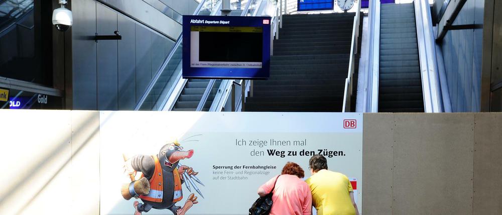 Verbrettert: Der Aufgang zu den Regionalzügen im Hauptbahnhof ist erstmal gesperrt. Aber die Infos auf dem Schild sind unvollständig.