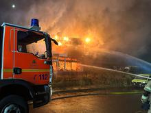 Flammen in Berlin-Hellersdorf: Leere Lagerhalle brannte aus – Glutnester werden noch gelöscht