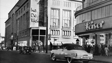 Das Kaufhaus des Westens (KaDeWe) und das Schuhgeschäft Leiser an der Tauentzienstraße im Jahr 1955.  - 
