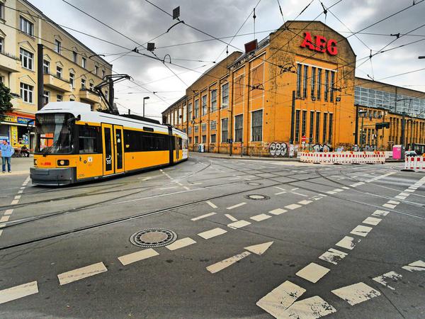 Eine Stunde Fahrzeit mit öffentlichen Verkehrsmitteln - mehr darf auch Oberschülern nicht zugemutet werden bei der Zuweisung eines Schulplatzes. Hier sieht man die Wilhelminenhofstraße in Köpenick-Schöneweide.