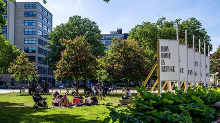 Der Oranienplatz in Kreuzberg ist eines der Zentren des Viertels. Wo diese Installation an den Mauerfall erinnert, will Sevim Aydin ein Denkmal für Gastarbeiter:innen errichten lassen. 