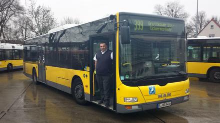 Die Berliner Buslinie 399 ist die pünktlichste Verbindung der Stadt. Darüber freut sich auch Busfahrer Bekir Gülcek.