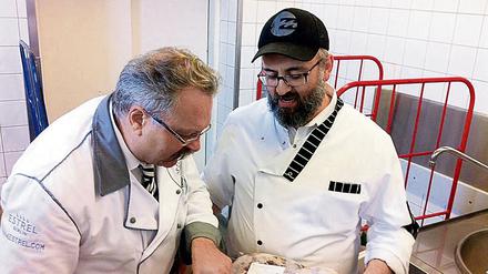 Leonid Golzmann weist Estrel-Chefkoch Peter Griebel in die Geheimnisse der koscheren Küche ein. 
