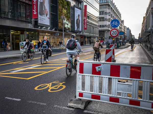 Seit August 2020 ist die Friedrichstraße zwischen Leipziger Straße und Französischer Straße nur Fußgängern und Radfahrern vorbehalten.