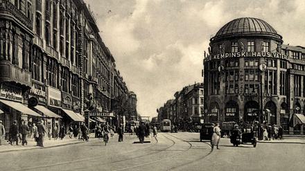 Die Aufnahme mit Haus Vaterland und der links vorbei führenden Saarlandstraße, der heutigen Stresemannstraße, entstand 1935.